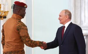 Il presidente ad interim del Burkina Faso stringe la mano al dittatore russo Vladimir Putin [27/7/2023] Source http://en.kremlin.ru/.